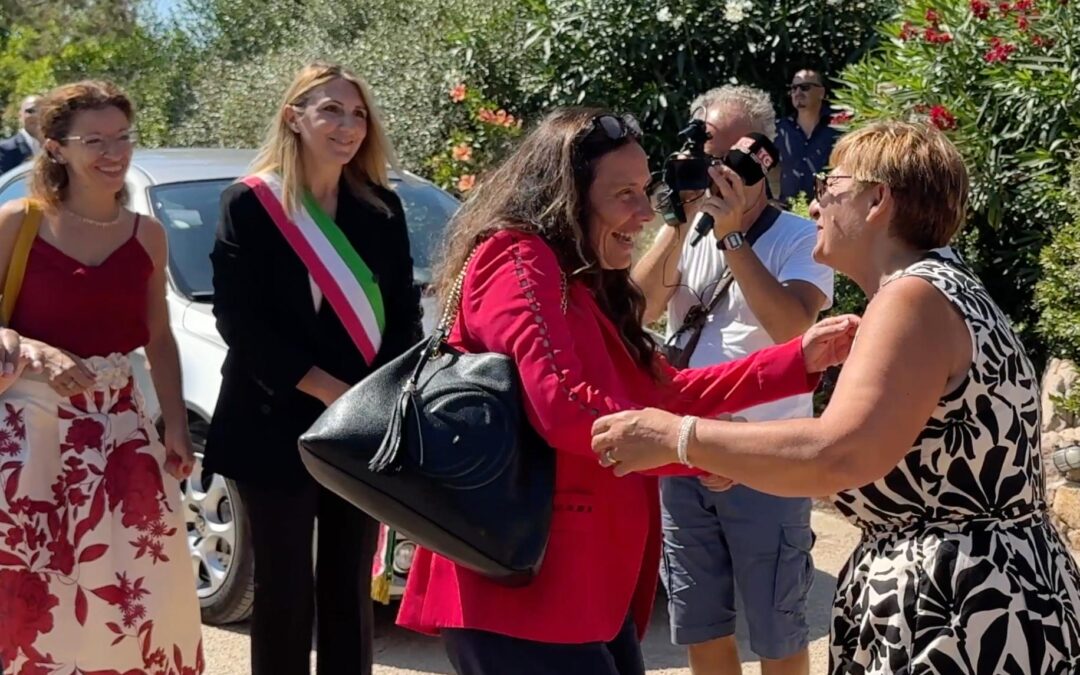 I MOMENTI PIÚ SIGNIFICATIVI DELLA VISITA DELLA MINISTRA ALESSANDRA LOCATELLI NELLA VILLA DELLA LEGALITÀ – 18 LUGLIO 2025 – SAN TEODORO, BAIA SALINEDDA